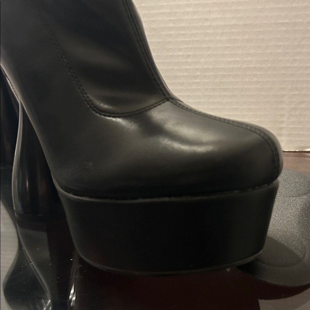 Chic Black Heeled Boots - Picture 5 of 5